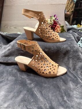 L’Artiste tan lazer cut leather dova heeled sandal size 40/9